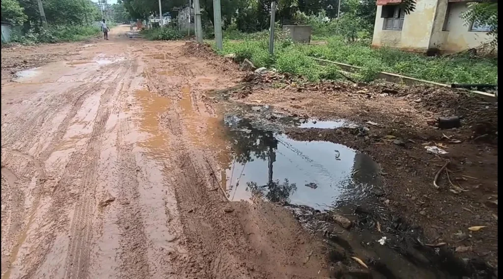 குடிநீர் குழாயை சூழ்ந்த பாதாளசாக்கடை கழிவு நீர், துர்நாற்றத்தால் மக்கள் அவதி !