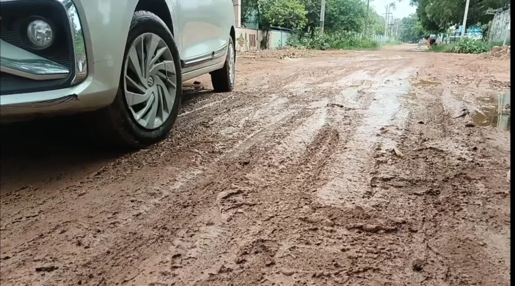 குடிநீர் குழாயை சூழ்ந்த பாதாளசாக்கடை கழிவு நீர், துர்நாற்றத்தால் மக்கள் அவதி !