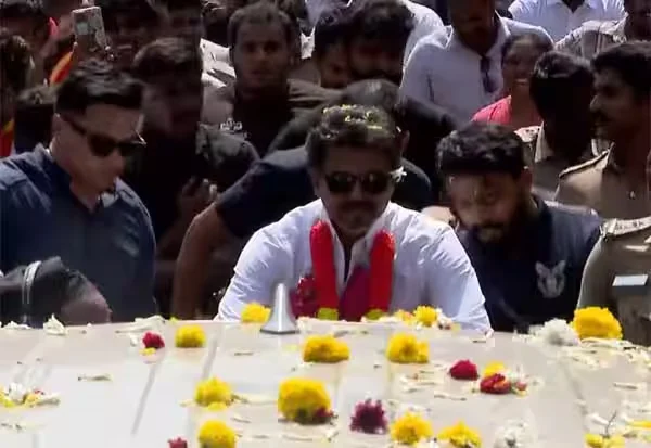 காரைக்குடி தேர்தல் பிரசாரம்: சைக்கிளில் வந்த விஜய், பேசாமல் சென்றதால் தொண்டர்கள் ஏமாற்றம்