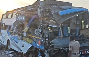 கோவில்பட்டி அருகே விபத்து: ஒம்னி பஸ் - சிமெண்ட் மிக்சர் லாரி மோதல், 20 பேர் காயம்