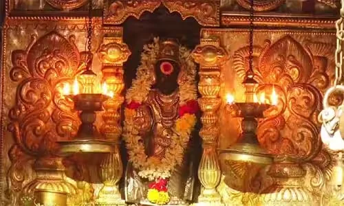 திருநள்ளாறு சனி பகவான் கோயிலில் பக்தர்கள் பெருங்கூட்டம் – தொடர் விடுமுறை, சனிக்கிழமை இணைவு காரணமாக 3 மணி நேரம் காத்திருந்து தரிசனம்