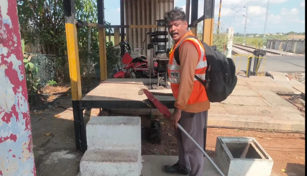 பாளையங்கோட்டை அருகே தண்டவாளத்தில் தற்கொலை செய்ய முயன்ற முதியவரை காப்பாற்றிய ரயில்வே கீமேன்