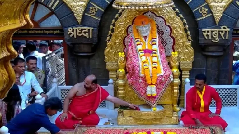 சீரடி சாய்பாபா தரிசனம் செய்த TVK தலைவர் விஜய்