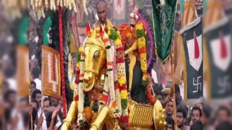 Kallazhagar departs in golden palanquin amid “Govinda” chants during Madurai Chithirai Festival 2026, set to enter Vaigai River on May 1