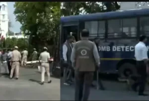 டெல்லி சட்டமன்றத்தில் பாதுகாப்பு சிதைவு: 'தடையை உடைத்து நுழைந்த கார், ஸ்பீக்கர் வாகனத்தில் மை வீச்சு'