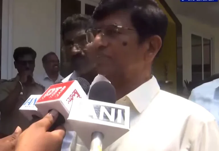 Emotional Moment: SAC Breaks Down in Tears After Seeing Son Vijay Become Tamil Nadu Chief Minister – “My Son Fulfilled My Dream” Speech Goes Viral