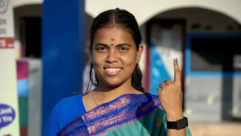 திமுகவுக்கு Political Strategy கொடுத்த கீர்த்தனா.. இன்று தவெக அமைச்சரா? சிவகாசியில் இருந்து அமைச்சரவை வரை 29 வயது இளம்பெண்ணின் அரசியல் பயணம் 2 29-Year-Old Keerthana’s Political Journey: From DMK Strategy Team to TVK Cabinet Minister from Sivakasi