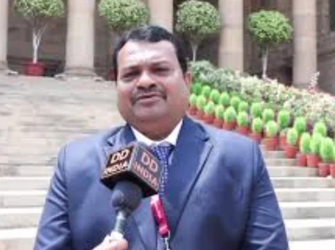 தேசிய Florence Nightingale Award 2026: தமிழ்நாட்டின் டாக்டர் சங்கர் சண்முகத்திற்கு குடியரசுத்தலைவர் விருது.. செவிலியர் கல்வியில் 26 ஆண்டுகள் சாதனை 9 President Honours Tamil Nadu’s Dr. Shankar Shanmugam with National Florence Nightingale Award 2026 for 26 Years in Nursing Education Excellence