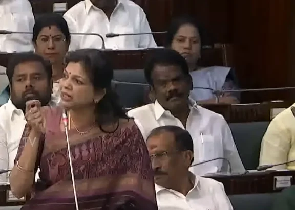 மதுக்கடைகள் மூடப்பட்டதுக்கு பின்னால் பெண்களின் பயம்.. சட்டசபையில் சௌமியா உடைத்த முக்கிய பாயிண்ட்.. குறிப்பெடுத்து எழுதிய முதல்வர் விஜய் 5 Women’s Fear Behind TASMAC Shop Closures: Soumiya Raises Key Point in Tamil Nadu Assembly, CM Vijay Takes Notes During Heated Debate