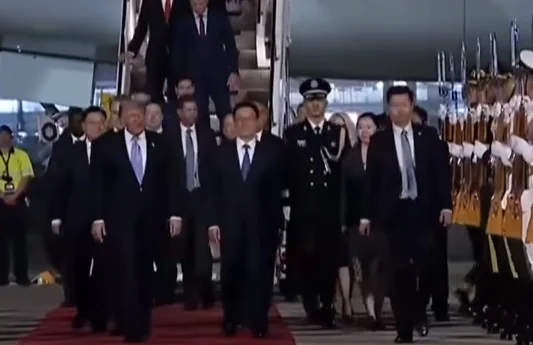 Trump சீனா அதிரடி வருகை! Xi Jinping சந்திப்பு – Tariff போர் முடிவா? 8 Donald Trump meets Xi Jinping in Beijing for high-stakes talks on tariff war, AI cooperation, and escalating West Asia tensions shaping global geopolitics and economic stability.