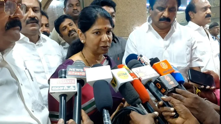“பெட்ரோல், டீசல் விலை உயர்வு மக்களை அச்சத்தில் தள்ளுகிறது” - நெல்லையில் கனிமொழி நெல்லை செய்தியாளர் சந்திப்பு 4 நெல்லையில் செய்தியாளர்களை சந்தித்து பேசும் கனிமொழி எம்பி மற்றும் திமுக நிர்வாகிகள் உடன் இருக்கும் புகைப்படம்.