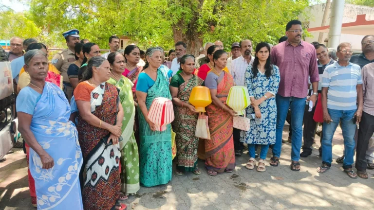 நெல்லை 41வது வார்டில் குடிநீர் தட்டுப்பாடு: காலி குடங்களுடன் முற்றுகை போராட்டம் 9 Nellai Ward 41 Water Crisis: Residents Stage Protest With Empty Pots Over Drinking Water Shortage