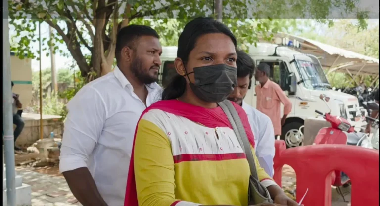 Nellai: கணவருக்கு ஆணவக் கொலை ஆபத்து : பயத்தில் மனைவி போலீசில் மனு 21 நெல்லையில் ஆணவக் கொலை பயத்தில் மனைவி காவல்துறை உயரதிகாரிகளிடம் மனு