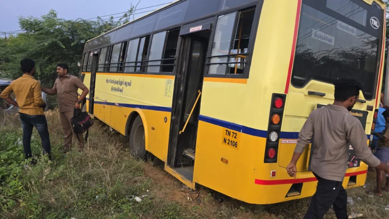 நெல்லை அருகே அரசு பேருந்து - பைக் மோதி விபத்து: விவசாயக் கூலித் தொழிலாளி சம்பவ இடத்திலேயே உயிரிழப்பு 12 Nellai Bus-Bike Crash: Farm Worker Killed in Spot Near Tirunelveli
