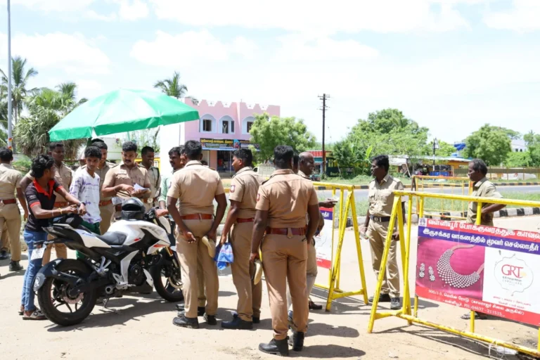 நெல்லையில் “ஆபரேஷன் SHIELDNET” மூன்றாம் நாளாக தீவிர கண்காணிப்பு : ரவுடிகள் வேட்டை தீவிரம் 22 Operation ShieldNet in Tirunelveli: Police conduct massive raids at 32 rowdy houses, arrest history-sheeters, and seize 105 bikes in district-wide crackdown