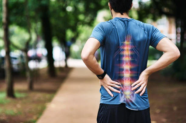 Sudden back pain may not be just muscle strain; early symptoms of kidney stones include sharp lower back pain, nausea, and urinary discomfort—don’t ignore these warning signs.