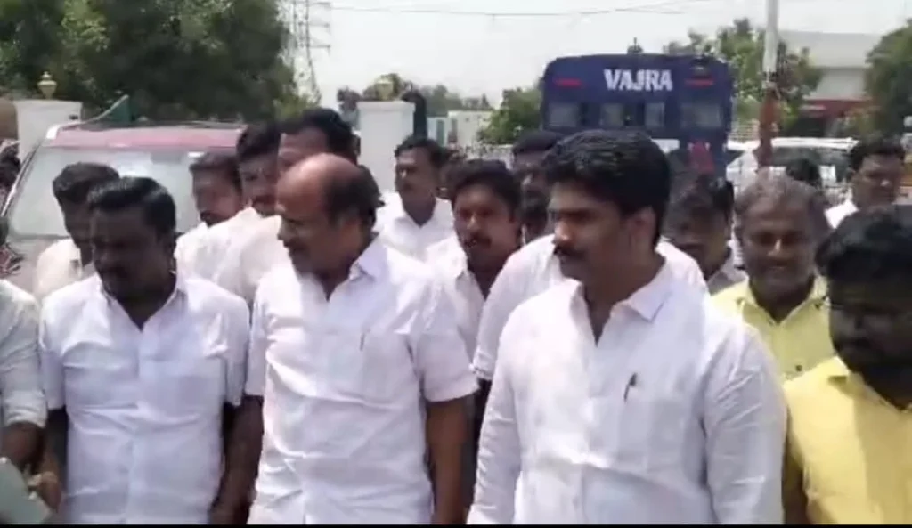 விழுப்புரம் அதிமுக அலுவலக சாவியைப் பெற்றது எடப்பாடி பழனிசாமி தரப்பு: சி.வி.சண்முகத்தின் பேனர்கள் அகற்றம் 1 image 595