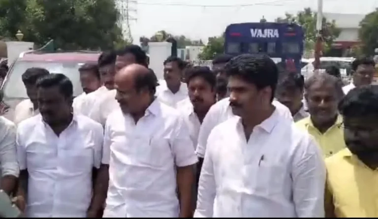 விழுப்புரம் அதிமுக அலுவலக சாவியைப் பெற்றது எடப்பாடி பழனிசாமி தரப்பு: சி.வி.சண்முகத்தின் பேனர்கள் அகற்றம் 3 EPS Faction Takes Control of Villupuram AIADMK Office as Keys Handed Over, CV Shanmugam Banners Removed