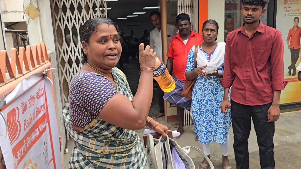 நெல்லை Bank of Baroda-வில் ரூ.4.5 லட்சம் ஆள்மாறாட்டம் மோசடி? பெட்ரோல் கேனுடன் அரசு ஊழியர் போராட்டம்! 1 Tirunelveli Government Employee Stages Protest with Petrol Can Over Alleged Rs 4.5 Lakh Fraud at Bank of Baroda