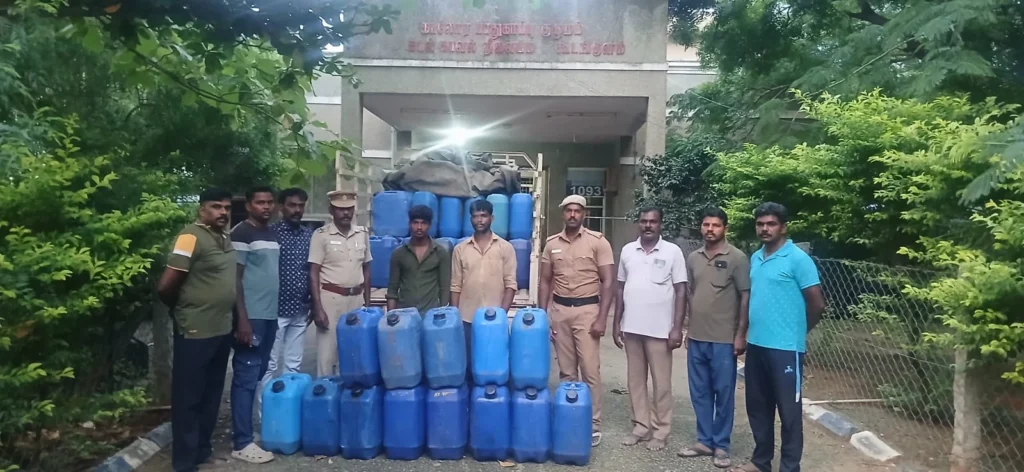 கூடங்குளம் அருகே கேரளாவிற்கு கடத்த முயன்ற 2450 லிட்டர் மானிய மண்எண்ணெய் பறிமுதல்: இருவர் கைது 1 image 239