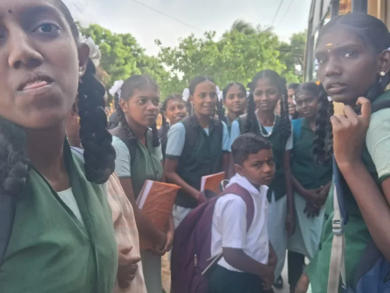 நெல்லை: கூடுதல் பேருந்து கோரி பள்ளி மாணவர்கள் திடீர் போராட்டம் 2 Tirunelveli School Students Stage Sudden Protest Demanding Additional Government Bus Service