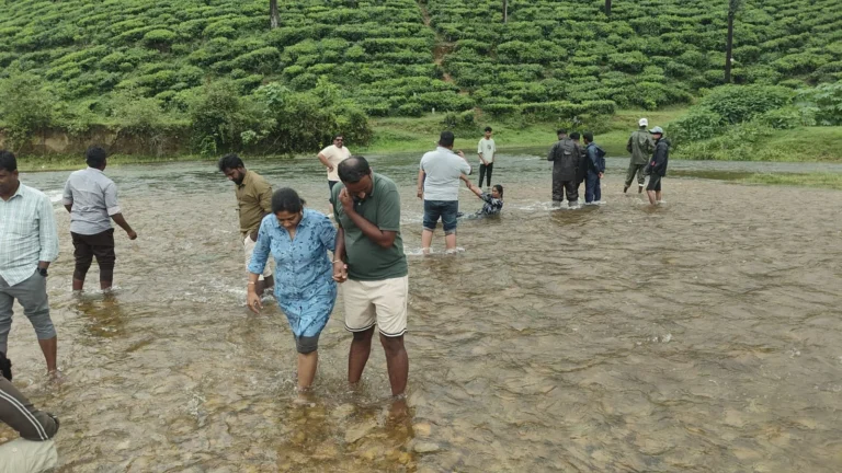 வால்பாறையில் ஆபத்தை உணராமல் கூழாங்கல் ஆற்றில் இறங்கி செல்பி எடுக்கும் சுற்றுலாப் பயணிகள்… 5 Valparai Flash Flood: Tourists Ignore Safety Warnings and Take Selfies in Swollen Koolangal River