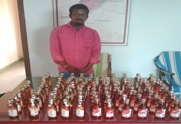நெல்லையில் அதிக விலைக்கு மது விற்றவர் கைது: 101 பாட்டில்கள் பறிமுதல் 2 Tirunelveli Police Arrest Man for Selling Liquor at Inflated Prices; 101 Bottles Seized